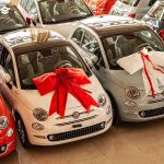 هفته گذشته و طی مراسمی در تهران، نخستین سری فیات ۵۰۰ پارسیان موتور، زودتر از موعد مقرر تحویل خریداران شد. فیات ۵۰۰ به عنوان نخستین خودرو وارداتی اروپایی، مدتی قبل از طریق سامانه یکپارچه عرضه خودرو‌های وارداتی و با موعد تحویل ۹۰ روزه به فروش رسید. امروز و طی مراسمی در یکی از نمایندگی‌های صنایع خودروسازی پارسیان موتور، اولین سری از این خودرو‌ها زودتر از موعد قرارداد تحویل خریداران شد. بر اساس برنامه‌ریزی‌های انجام شده، تحویل سایر خودرو‌های ثبت نامی نیز طی روز‌های آتی در نمایندگی‌های پارسیان موتور انجام خواهد شد. به این ترتیب تمامی خودروهای فیات ۵۰۰ عرضه شده در دور نخست سامانه یکپارچه، تا پیش از اتمام زمان تعیین شده، تحویل خریداران می‌شود. همزمان با این مراسم و در راستای توسعه مراکز خدمات پس از فروش پارسیان موتور در سطح کشور، مرکز خدمات پس از فروش این نمایندگی نیز آغاز به کار کرد. این مرکز خدمات، به طور تخصصی برای سرویس و تعمیرات فیات 500 تجهیز و آماده‌سازی شده تا در کنار سایر مراکز خدمات پس از فروش پارسیان موتور در کشور، سرویس‌دهی به مالکین محصولات فیات را با بالاترین استانداردهای شرکت مادر بر عهده داشته باشد. تحویل سری اول فیات ۵۰۰